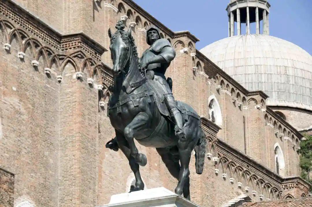关于威尼斯骑马铜像带剑的的信息