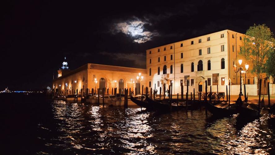 在威尼斯夜晚乘坐刚多拉_威尼斯出门都要坐船吗