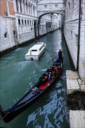 威尼斯小艇人们生活中的_在威尼斯小艇和人们的日常生活息息相关