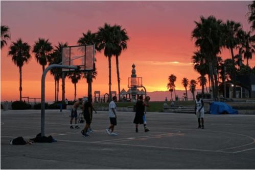 夕阳威尼斯海滩篮球场_威尼斯海岸球场