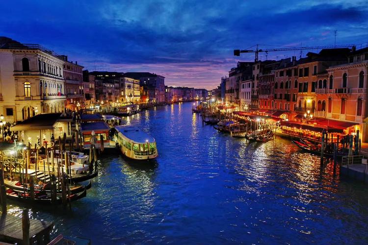 威尼斯晚上什么时候开灯_威尼斯晚上的风景